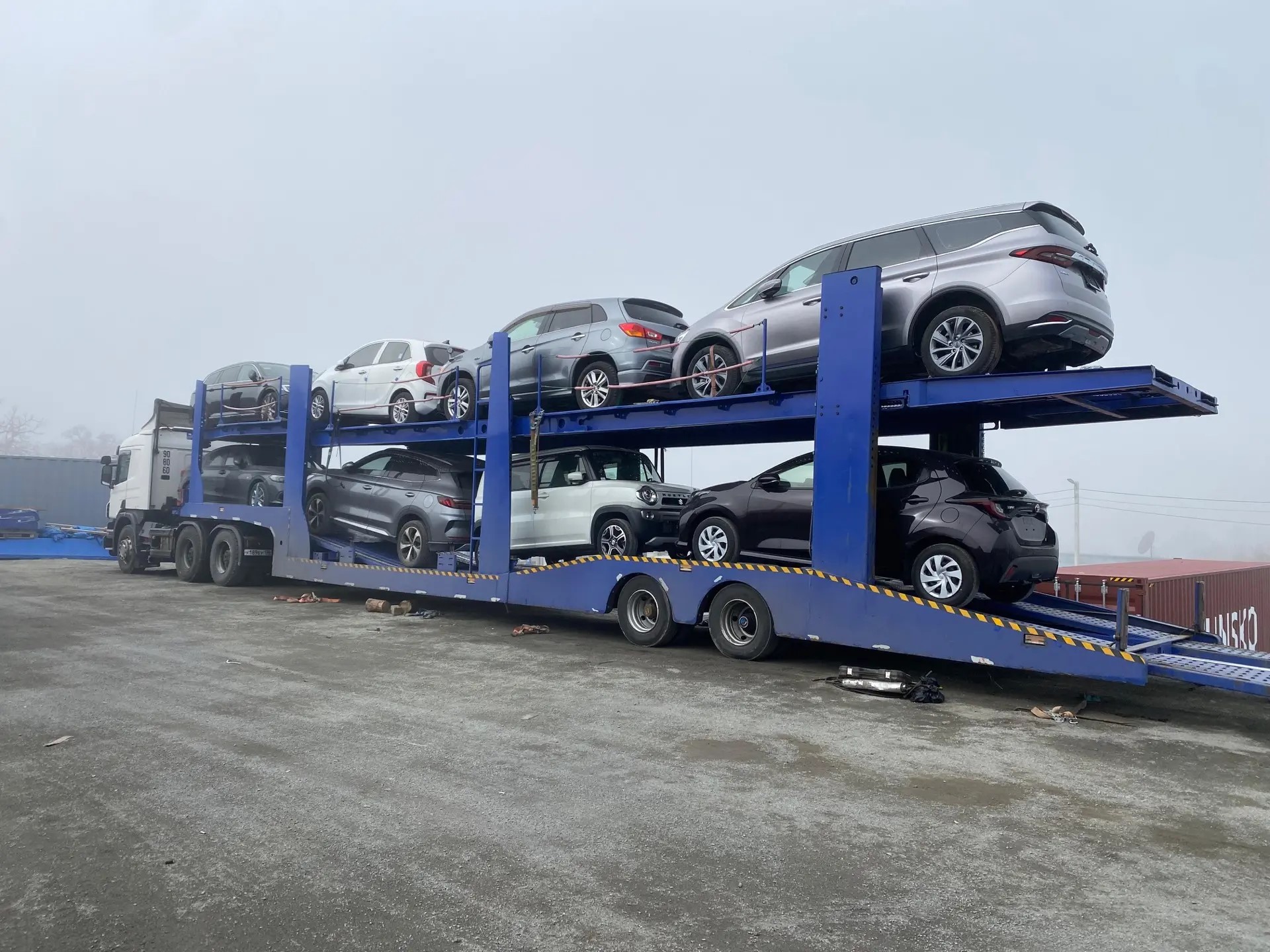 Автовоз с автомобилями